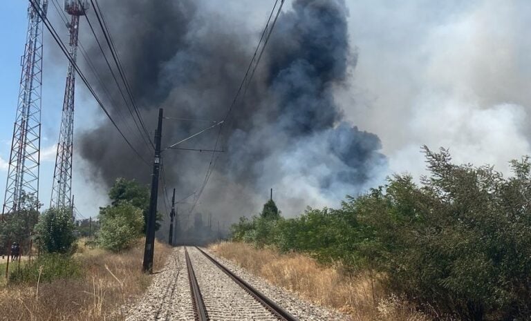 Incendio de pastizales mantiene alerta a equipos de emergencia camino a Sarmiento