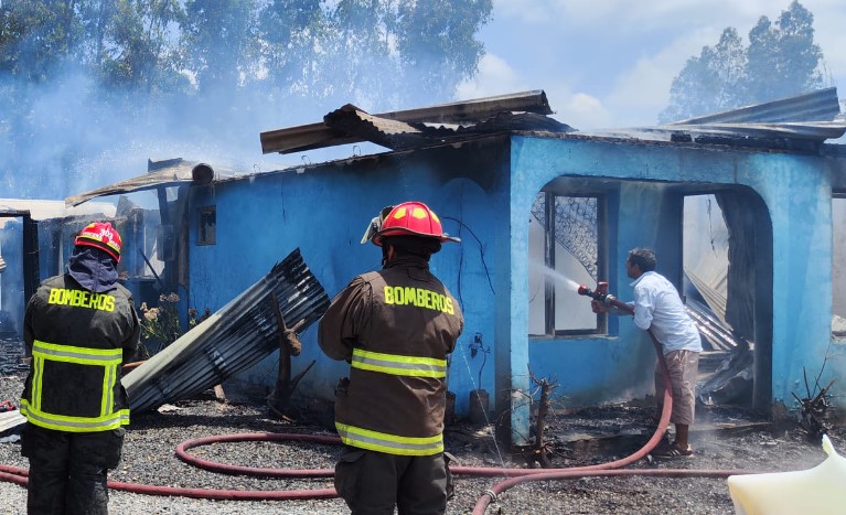 Vecino salva la vida de adulta mayor tras incendio que consumió por completo su casa en Teno