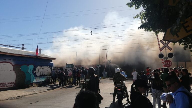 Incendio destruye locales y habitaciones a un costado del cruce ferroviario de Av. Camilo  Henriquez