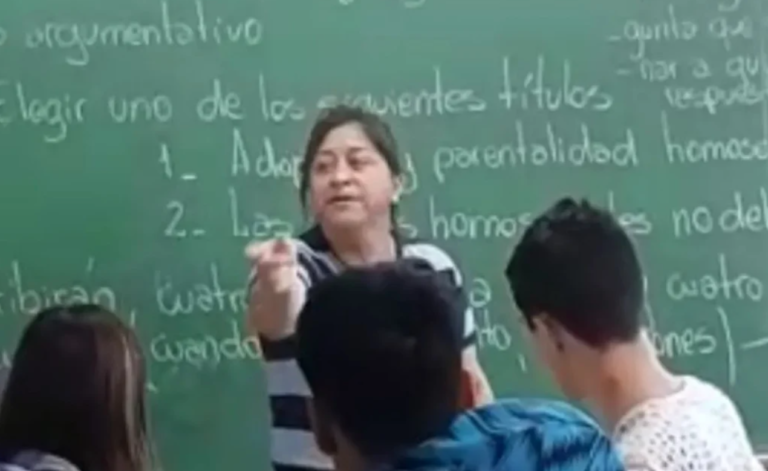 Madre entró a sala de clases y golpeó a estudiante que le hacía bullying a su hijo