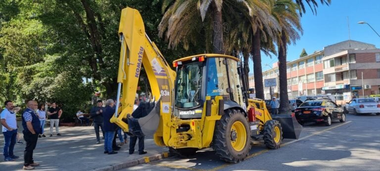 Gobierno regional hizo entrega de una retroexcavadora para Curicó