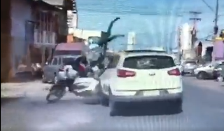 Delincuentes salen eyectados tras colisionar con un vehículo mientras huían de Carabineros