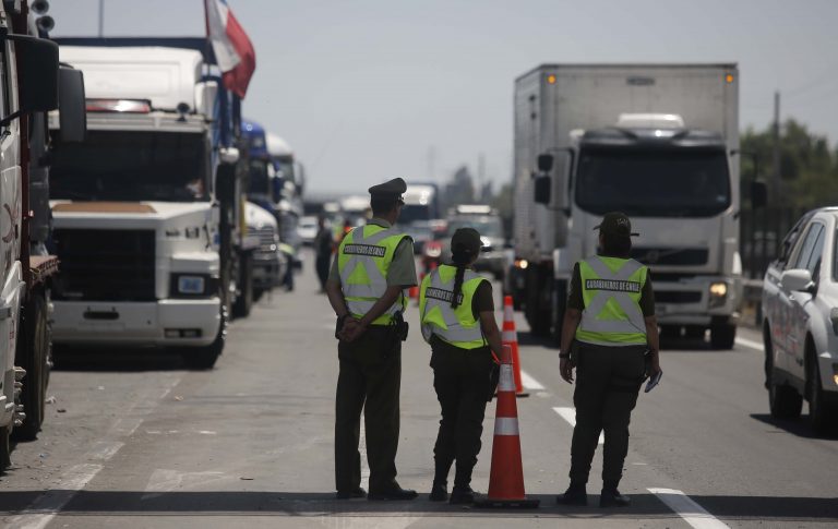 Dan de baja a ocho carabineros que recibieron dinero por escoltar a camioneros