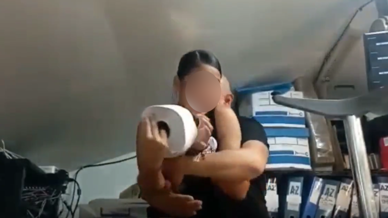 Mujer ocultó cámara para grabar el acoso por parte de su jefe