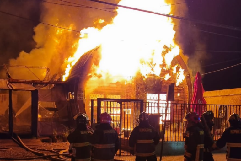 Incendio consume el bar La Previa en Curicó