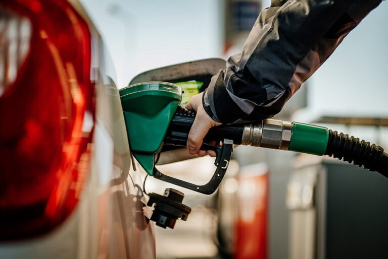 ENAP anuncia nuevo reajuste a las bencinas: contempla una caída de hasta 28 pesos por litro