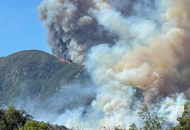Emiten alerta de evacuación por incendio en San Javier