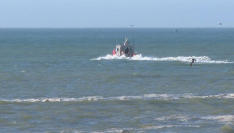 Un padre y sus dos hijos fueron arrastrados por el mar: se encuentran desaparecidos