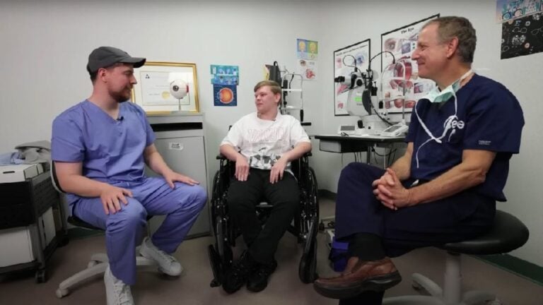 Youtuber MrBeast pagó 1.000 operaciones para que personas recuperaran la vista