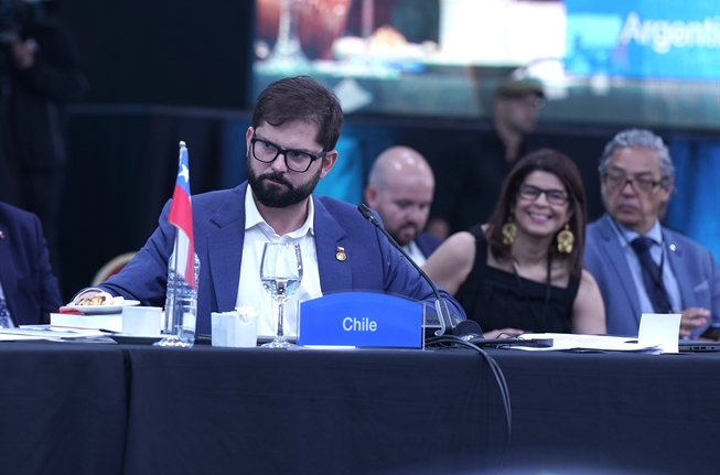 Gobierno de Perú calificó de "irrespetuosos" los dichos de Boric sobre crisis política en el país