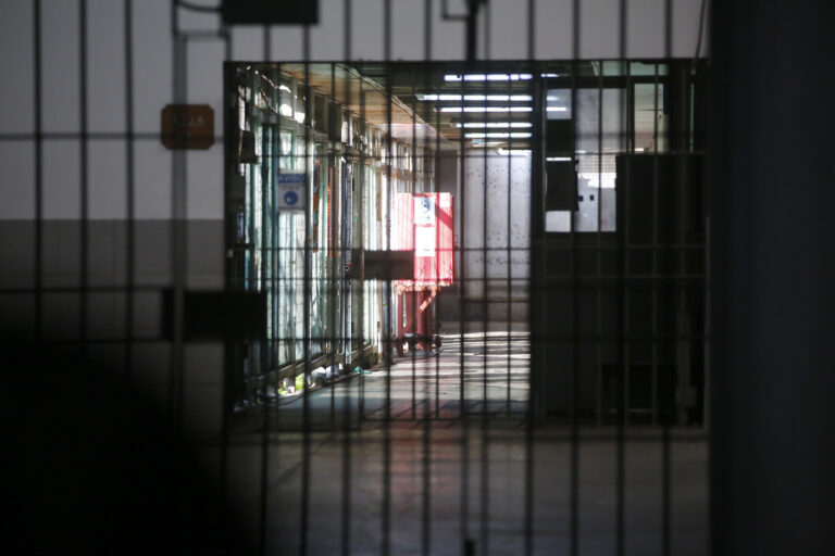 Interna dio a luz en pasillo de una cárcel en Navidad: anuncian sumario en Gendarmería