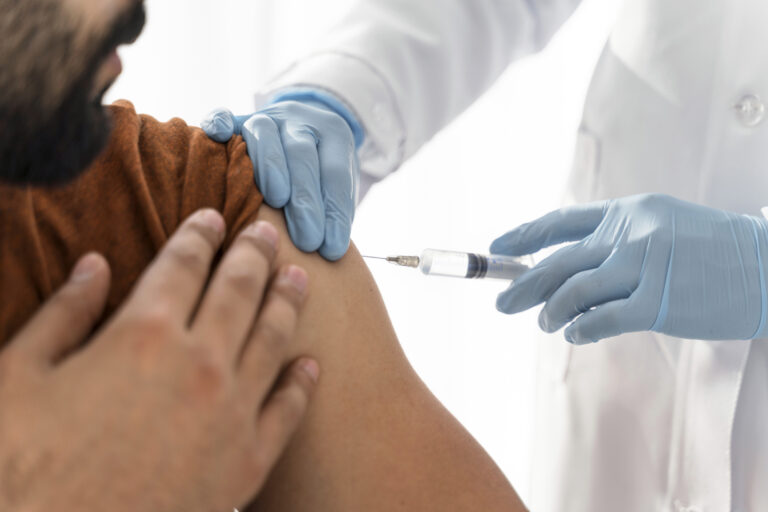 La vacunación de Covid-19 con dosis bivalente estará presente en todos los Cesfam de Curicó