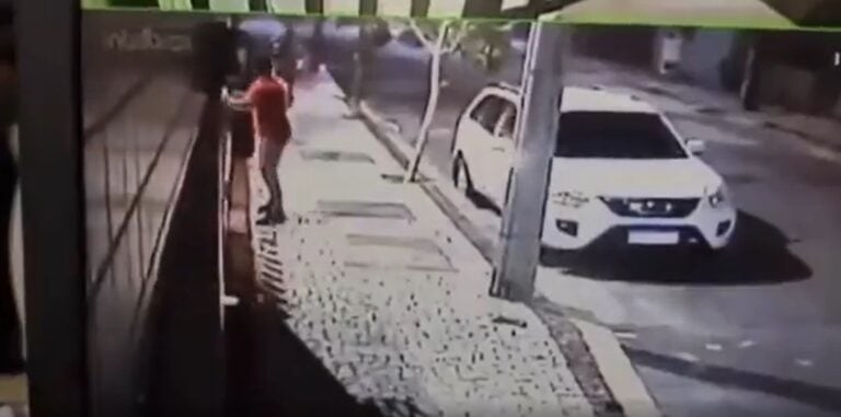 Sujeto golpea con "patada voladora" a motochorro y evita robo
