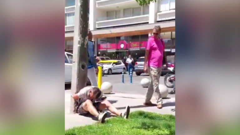 Delincuente fue encadenado en un poste de luz tras intentar robar un vehículo