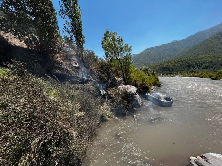 Dos heridos deja volcamiento y posterior incendio de vehículo en el sector La Jaula de Los Queñes