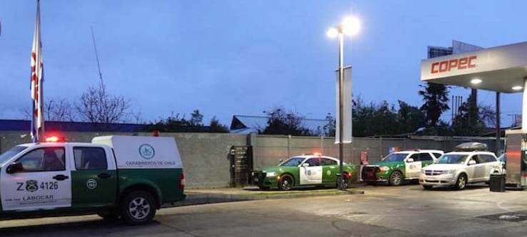 Delincuentes disfrazados de maestros de la construcción se llevan cargador frontal desde servicentro en Talca