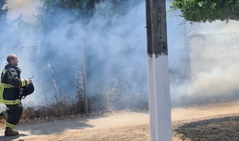 Incendio destruye dos bodegas en Avenida Bellavista de Teno