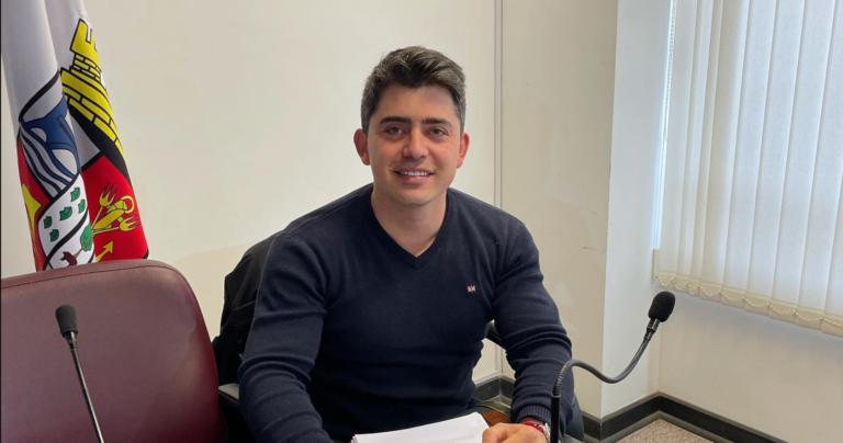 Concejal de Constitución es formalizado por golpear a ex conviviente