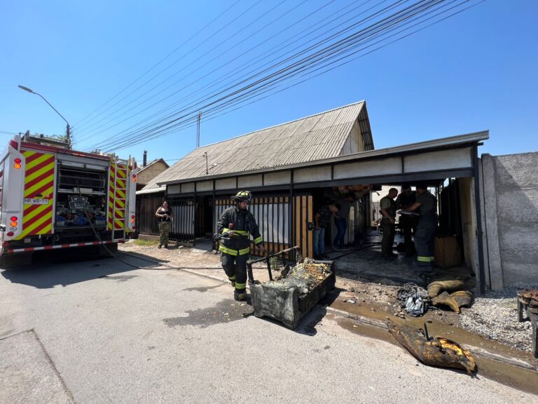 Mujer incendió muebles al interior de vivienda de la villa Don Sebastián de Molina
