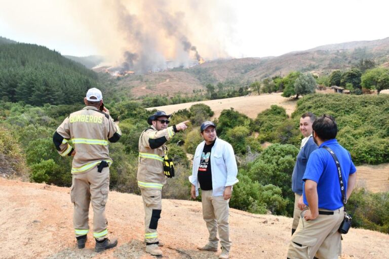 Arduo trabajo para mantener controlado incendio en El Durazno