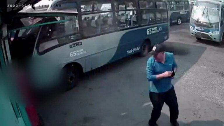 Niño hizo andar microbús y atropelló a joven en estacionamiento del terminal