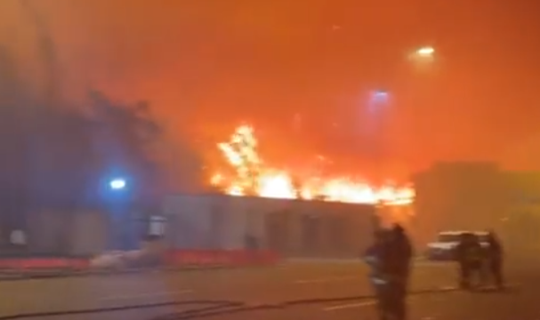 Incendio forestal alcanza plaza de peaje en la Autopista del Itata