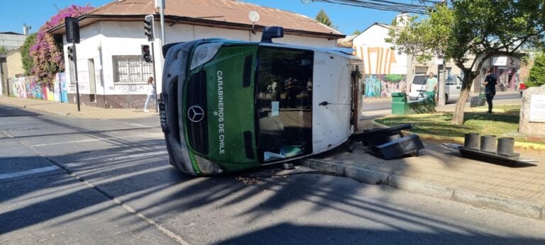 Colisión termina con volcamiento de furgón de carabineros en Curicó