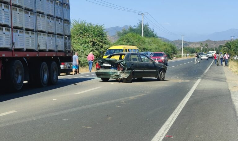 Colisión frontal involucra a tres vehículos en Los Niches