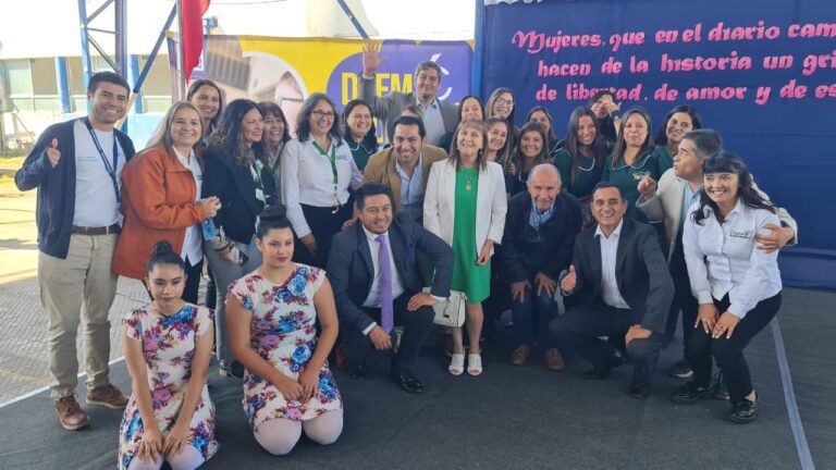 8M: Reconocen a líderes estudiantiles, apoderadas y encargadas de convivencia escolar