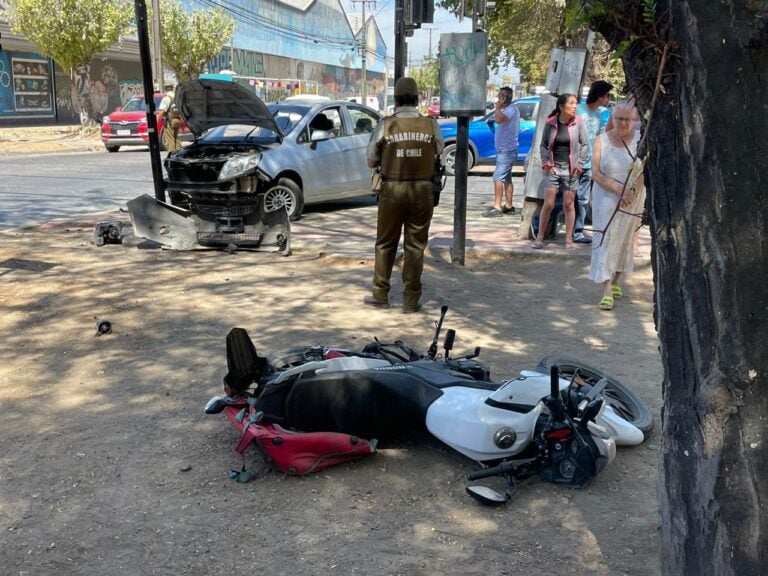Motorista resultó con graves heridas tras colisionar con automóvil en la alameda Manso Velasco