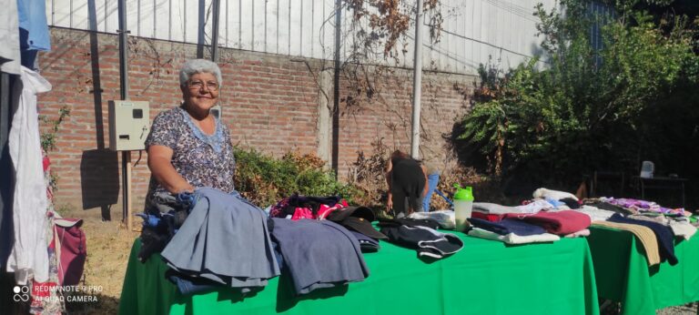 Organización Elena Caffarena vende ropa todos los viernes con el fin de ayudar a las mujeres