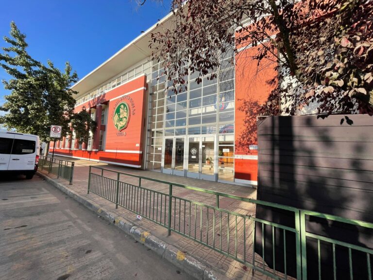 Denuncian que niños están almorzando en el suelo en Colegio Santo Tomás