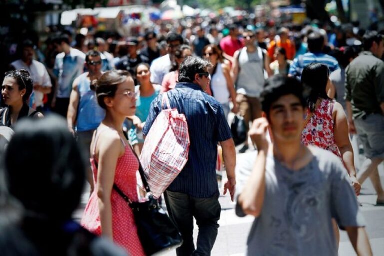Estudio revela que personas que se declaran "de derecha" en el país alcanza su máximo histórico