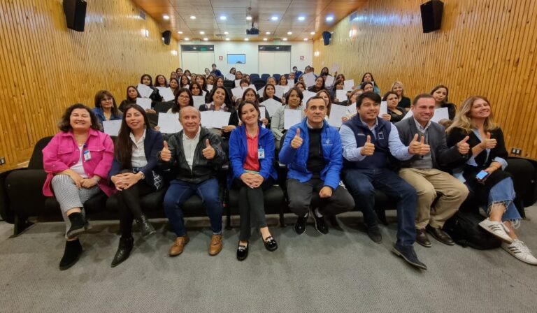 Más de 50 curicanas fueron certificadas a través de programa mujeres jefas de hogar