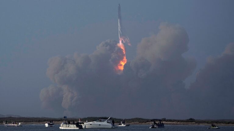 ‘Starship’ de SpaceX explota minutos después del despegue