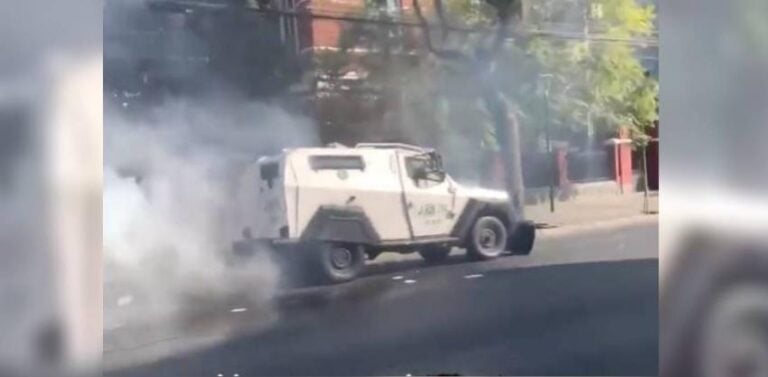 Carro lanza gases de Carabineros atropelló a estudiante que manipulaba una barricada durante manifestación