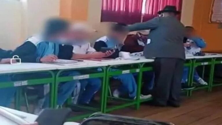 Auxiliar cortó el pelo a un estudiante tras considerar que tenía el cabello muy largo