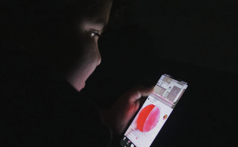 Colegio prohibió que estudiantes usen celulares: Son dejados en una caja hasta terminar la jornada