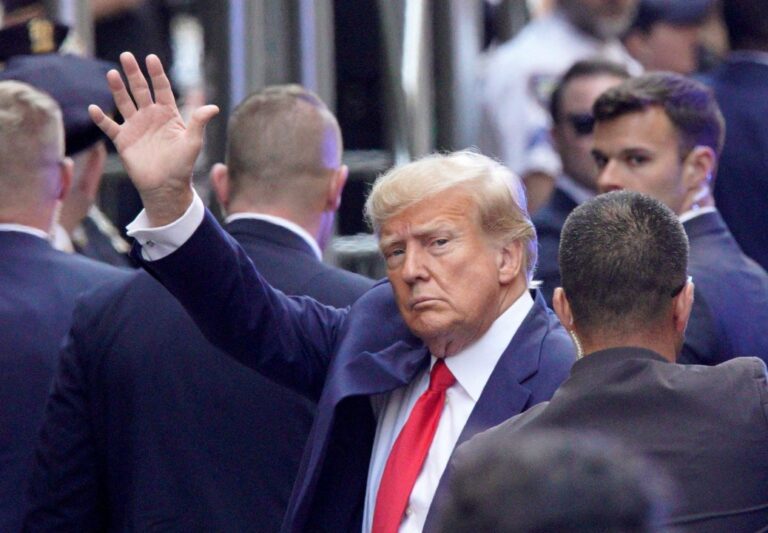 Donald Trump se entregó a la justicia y queda bajo arresto
