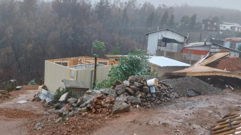 Ministro Montes y viviendas de emergencia dañadas por las lluvias: "Los responsables son las empresas que construyeron"