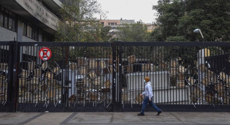 Instituto Nacional en toma: Estudiantes exigen baños plurigenéricos, más psicólogos y comida vegana