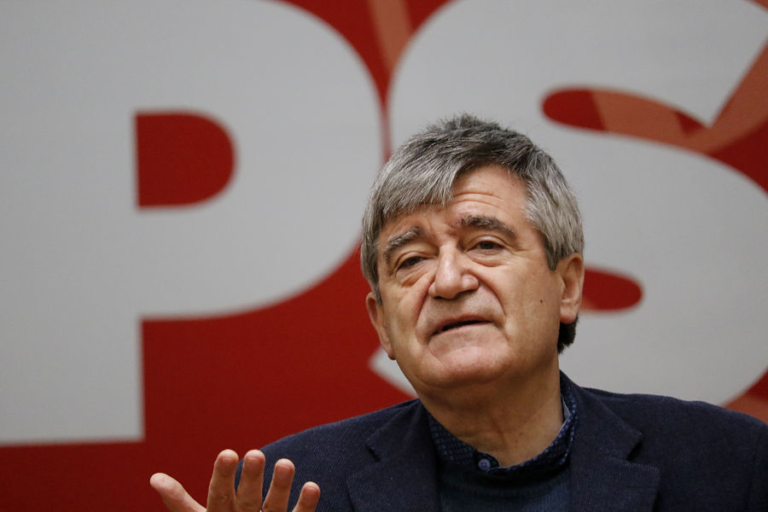 Secretario general del PS llamó a "unirse para frenar la regresión ultraconservadora" tras triunfo de Republicanos