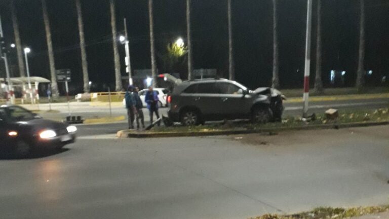 Conductor ebrio destruyó semáforo frente al Estadio La Granja