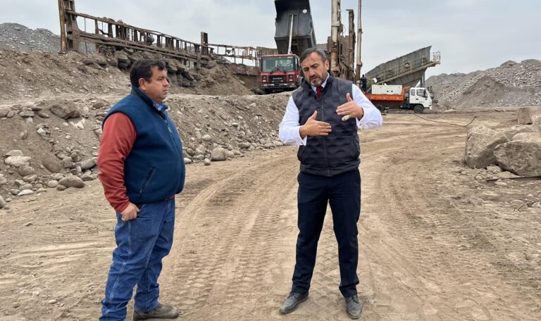 Diputado Francisco Pulgar denuncia extracción ilegal de áridos en el río Teno