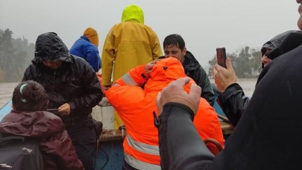 Rescatan en bote a trabajadores de planta Licancel de Arauco