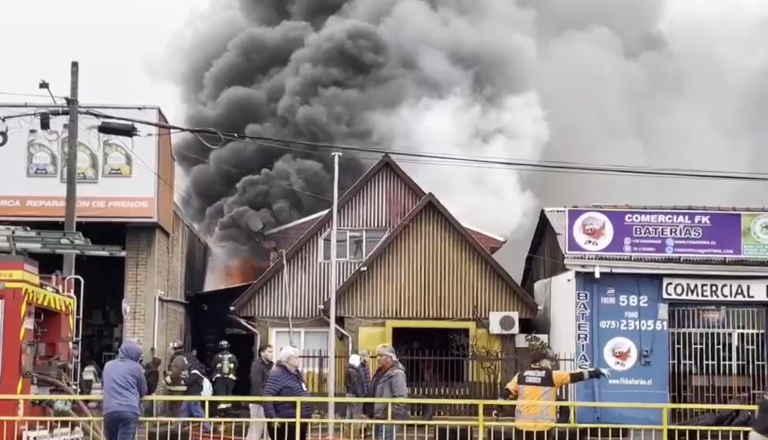 Incendio en Curicó afectó cuatro inmuebles y dejó seis personas damnificadas
