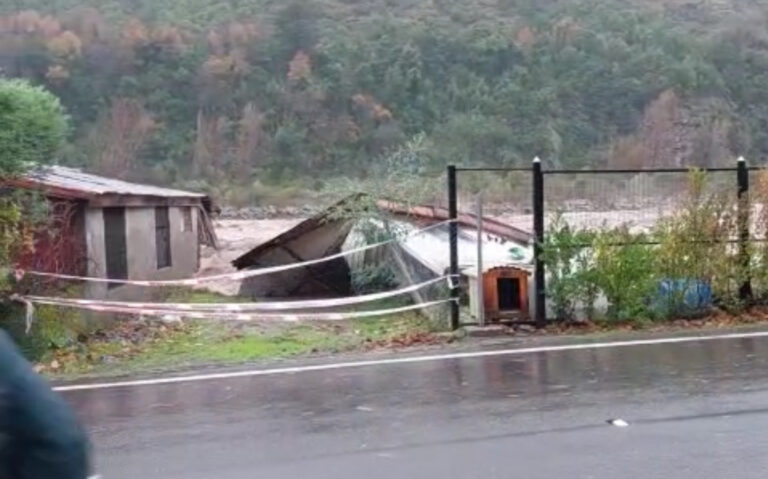 Captan momento exacto en que una casa es arrastrada por crecida de río en Los Queñes