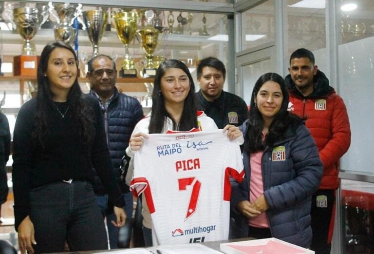 Vanessa Riquelme es la primera jugadora contratada profesionalmente en Curicó Unido