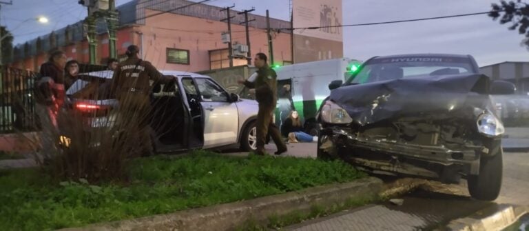 Accidente de tránsito en sector centro de Curicó deja heridos y daños millonarios