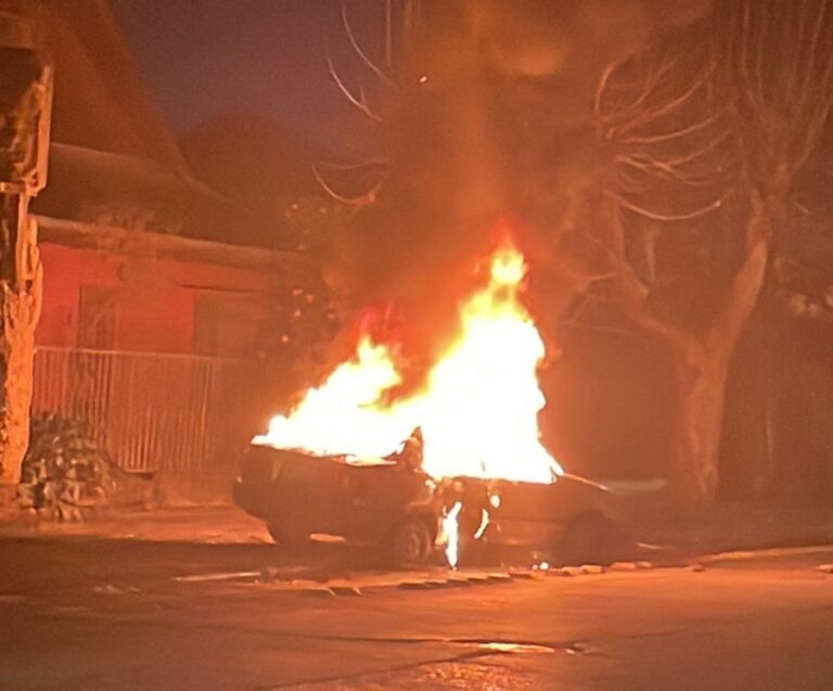 Carabineros de Curicó encontró vehículo robado incendiándose